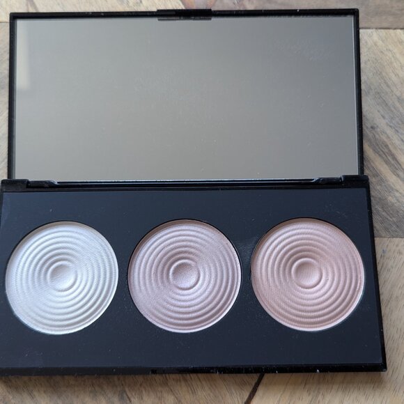 Makeup Revolution Beyond Radiance Highlighter Palette - Picture 1 of 4